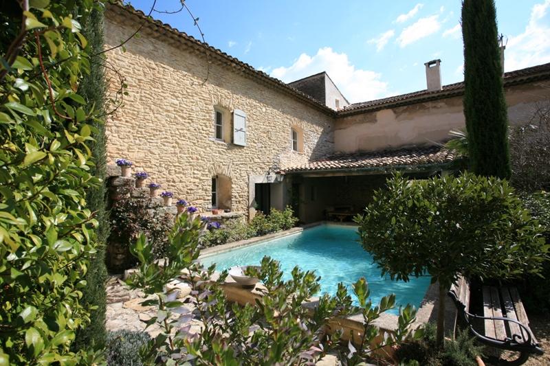 Maison de village de caractère en Luberon avec cour fermée et piscine